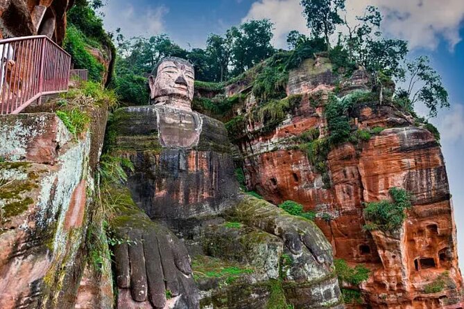 Leshan Buddha + Panda Base or Old Tea House Private Day Tour - Walking to the statue