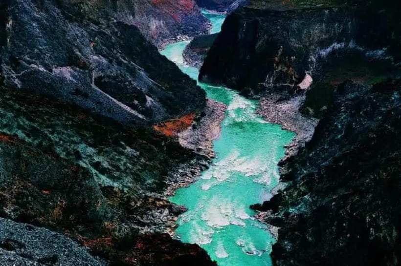 Lijiang to Shangri-La HuXiang Road Private Scenic Tour - Tiger Leaping Gorge and the river below