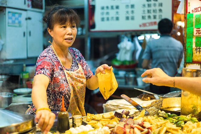 Lunar New Year Preparation Group Tour - Hong Kong Island - Dim sum and New Year snacks at Lin Heung Lau