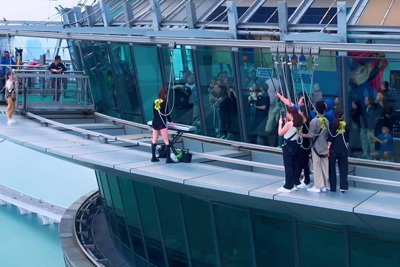 Macau: Macau Tower Observation Deck Ticket - A slow turn at the 360° Café