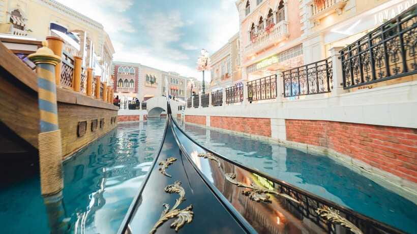 Macau: Venetian-Style Gondola Ride - What the boat ride feels like