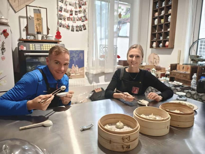 Make Soup Dumpling: Vegan or Pork in Shanghai Shikumen - Steaming, tea, and the first bite