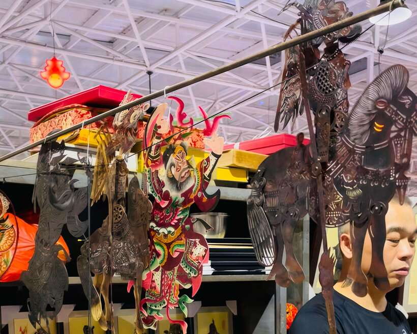 Night Market Haggling Adventure with an English Guide! - Should you book the Panjiayuan night tour?