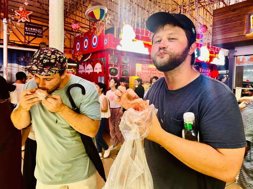 Night Market Haggling Adventure with an English Guide! - The first hour: browsing Panjiayuan Antique Market