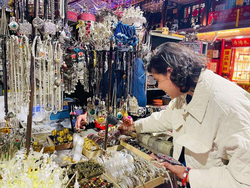 Night Market Haggling Adventure with an English Guide! - Meeting at Line 10 Panjiayuan Station
