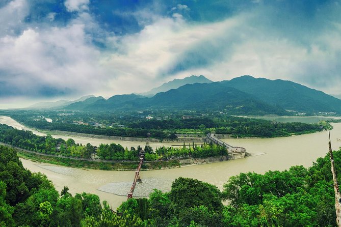Private Day Tour: Dujiangyan Panda Base and Irrigation Project - The value of a private guide