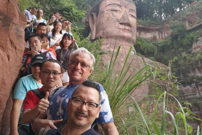 Private Day Tour to Leshan Grand Buddha from Chengdu - Lunch in Leshan before the climb