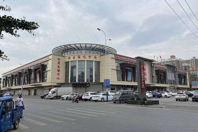 Private Guangzhou Business Tour to Visit Factory and Local Market - ZhongDa WuFeng ShangYeCheng: fabric and clothing accessories
