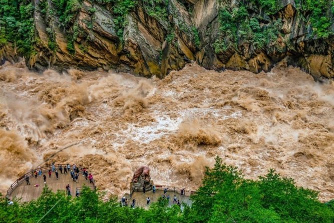 Private Lijiang Day Trip to Upper Tiger Leaping Gorge and Black Dragon Pool - Lunch at an authentic Chinese restaurant
