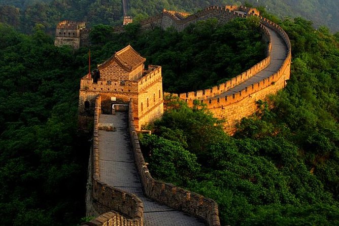 Round-Trip Private Transfer from Your hotel in Beijing to Great wall at Mutianyu - The drive to Mutianyu and the unusual parking arrangement