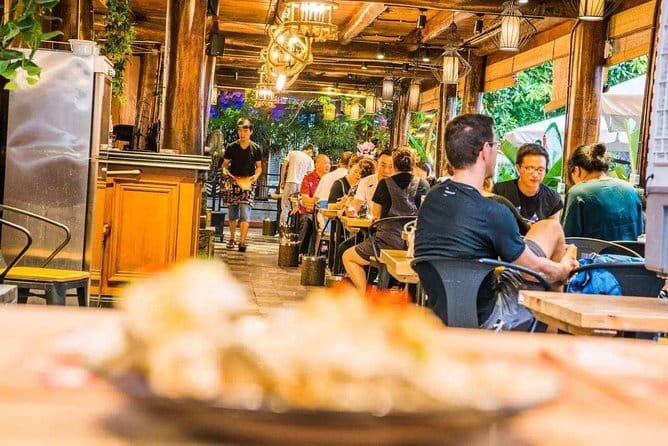 Shanghai bar hopping tour in the former french concession - A changing mood from relaxed bar to late-night option
