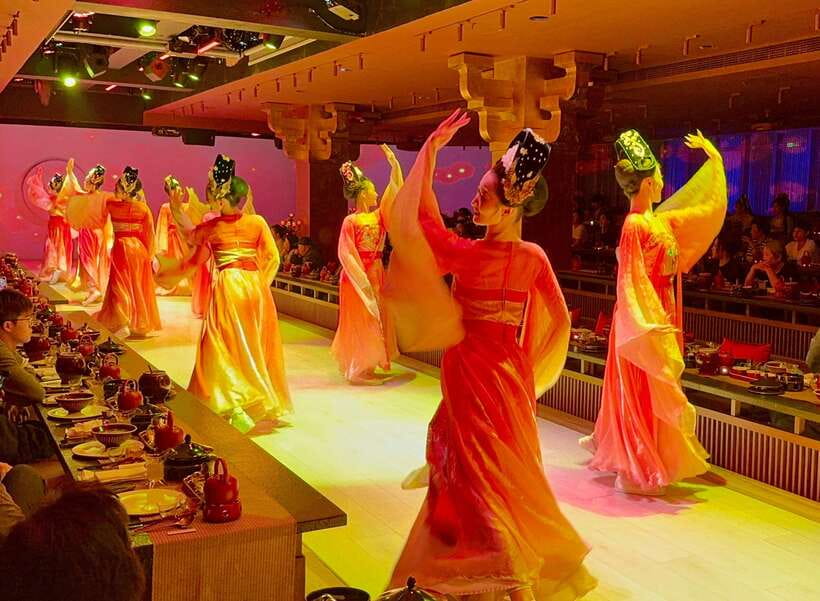 Shanghai Guided Royal Banquet Photo (Incl) with Massage Opt - Choosing your court costume and makeup
