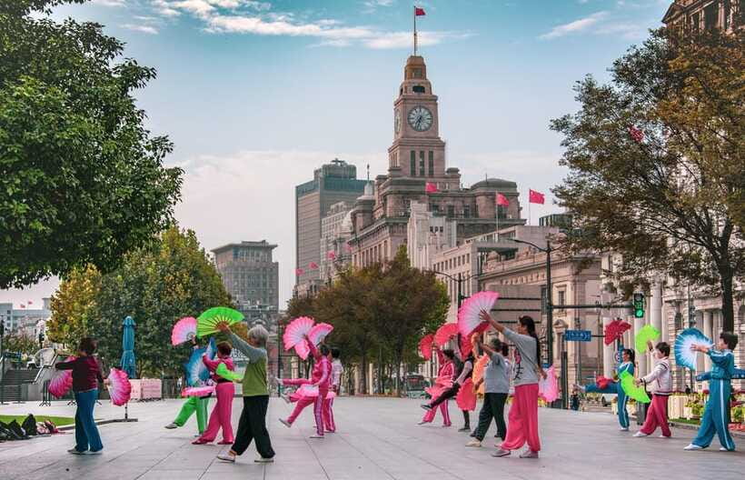 Shanghai Highlights Walking Tour With A Real Local - The guide makes the difference