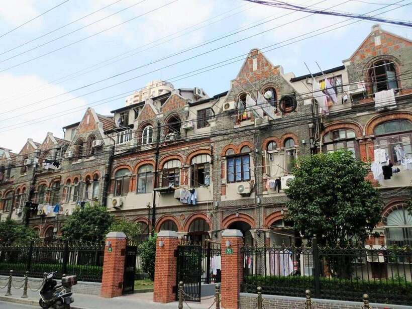 Shanghai: Jewish Ghetto and Shanghai Bund Private Tour - Walking the old refuge-era streets