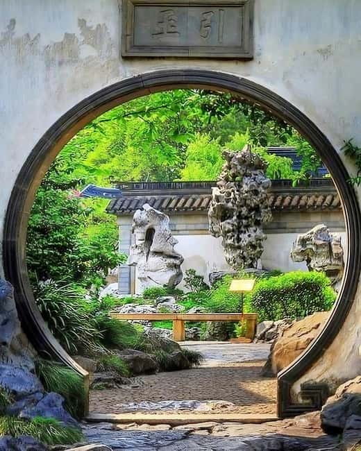 Shanghai: Jing'an Temple, Yu Garden, and Bazaar Private Tour - The 30-minute metro ride across Shanghai