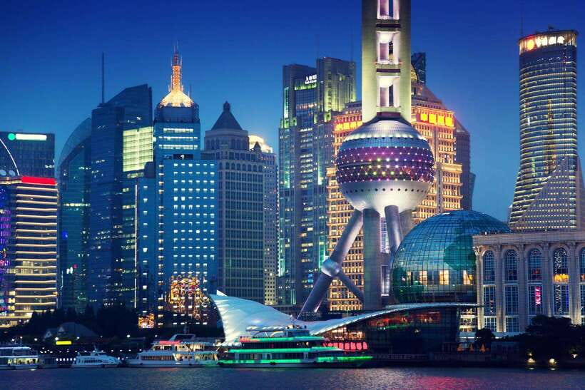 Shanghai Night River Cruise VIP Seat with Authentic Dinner - Guides make the private format worthwhile
