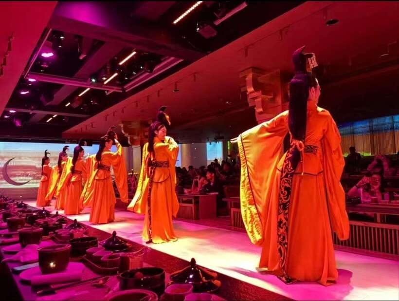 Shanghai: Royal Banquet with Chinese Cultural Performance - Entering Shanghai’s Palace-Style Banquet Hall