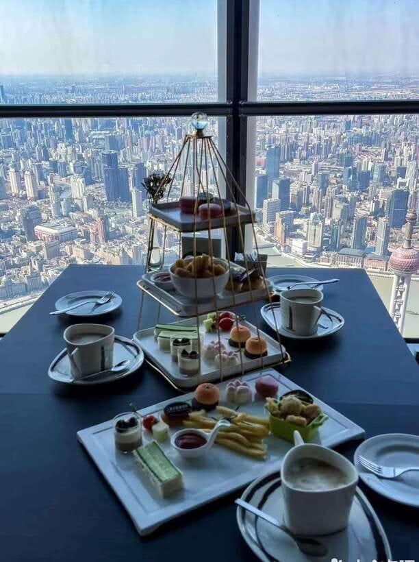 Shanghai Tower: Lunch or Dinner on the 119th Floor - Finding a seat on the 119th floor