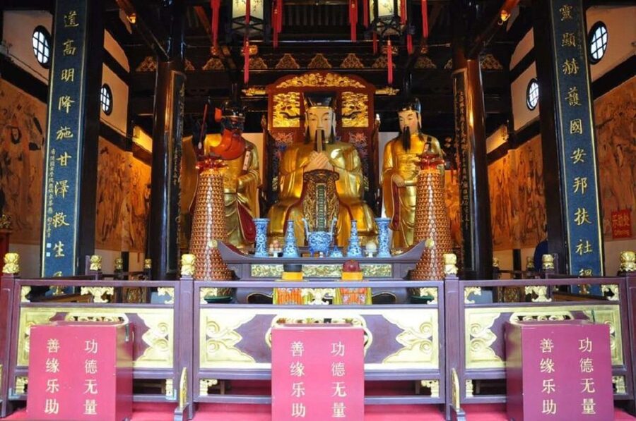 Shanghai: Yu Garden and City God Temple Walking Tour - Yu Garden Old Street and the small-shop experience