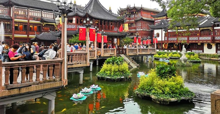 Shanghai: Yu Garden and City God Temple Walking Tour - Meeting your guide near Yuyuan Garden Station