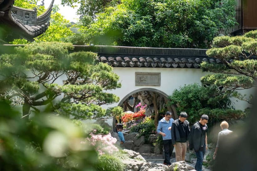 Shanghai: Yuyuan, City God Temple Old City Tour-Tip Based - The Nine Zig-Zag Bridge and Mid-Lake Pavilion