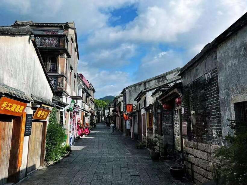 Shenzhen: Dapeng Peninsula Day Tour with Hotel Pickup - Yangmeikeng: streams, hills, and the open sea