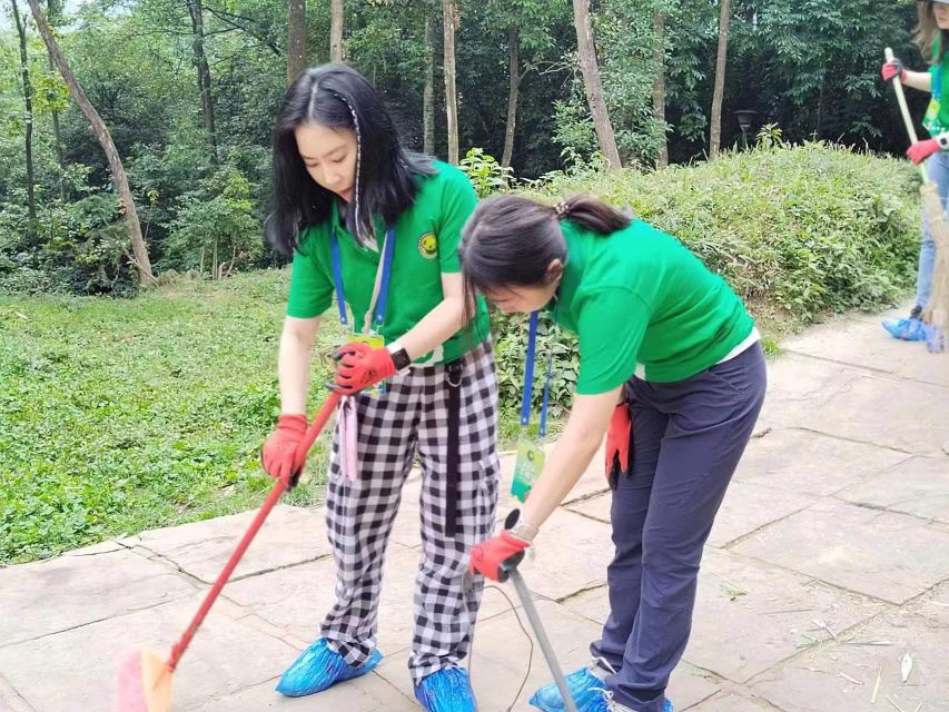 Sichuan: Big Panda Volunteer Day tour - Lunch, photos, and the afternoon session