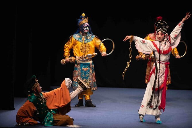 Sichuan Opera with face-changing at Sichuan opera theater - This is a stage show, not European-style opera