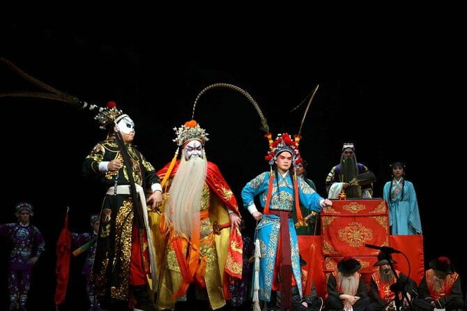 Sichuan Opera with face-changing at Sichuan opera theater - What the performance includes on stage