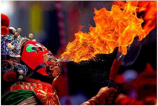 Sichuan Opera with face-changing at Sichuan opera theater - How language affects the experience