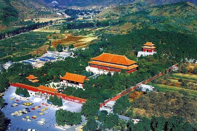 Small Group Mutianyu Great Wall and Ming Tombs Tour with Cable Car and Lunch - What your morning at the wall feels like