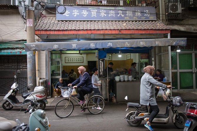 Xi'an Evening Food Tour by TukTuk - Meeting the guide at 6 pm