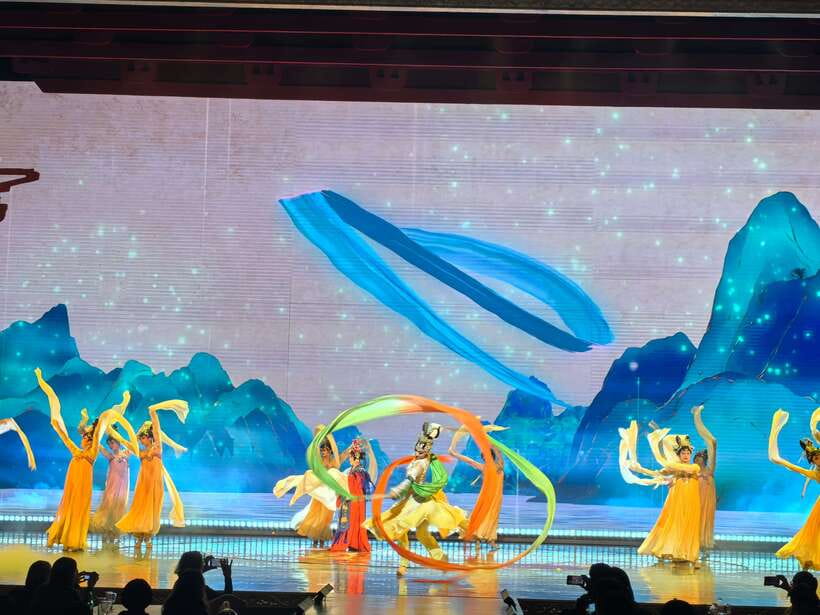Xi'An: Tang Dynasty Show Ticket w/ Transfer or Dinner - Who should choose each option?