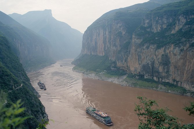Yangtze River Cruise from Yichang to Chongqing Upstream in 5 Days 4 Nights - Ship comfort, service, and language help